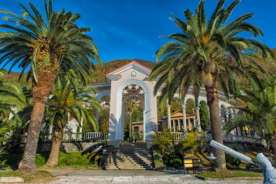 Колоннада в Гагре – вы увидите на экскурсии Колоннада в Гагре – фото достопримечательности вы увидите на экскурсии