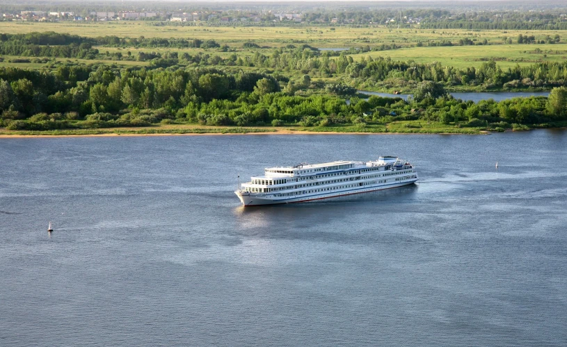 Круизный теплоход на Волге