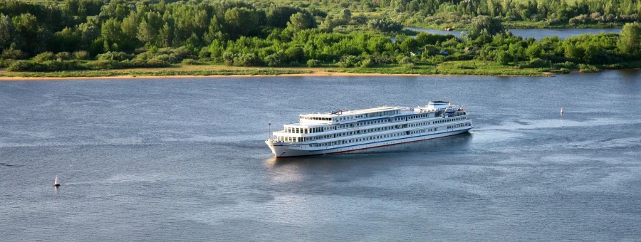 Круизный теплоход на Волге