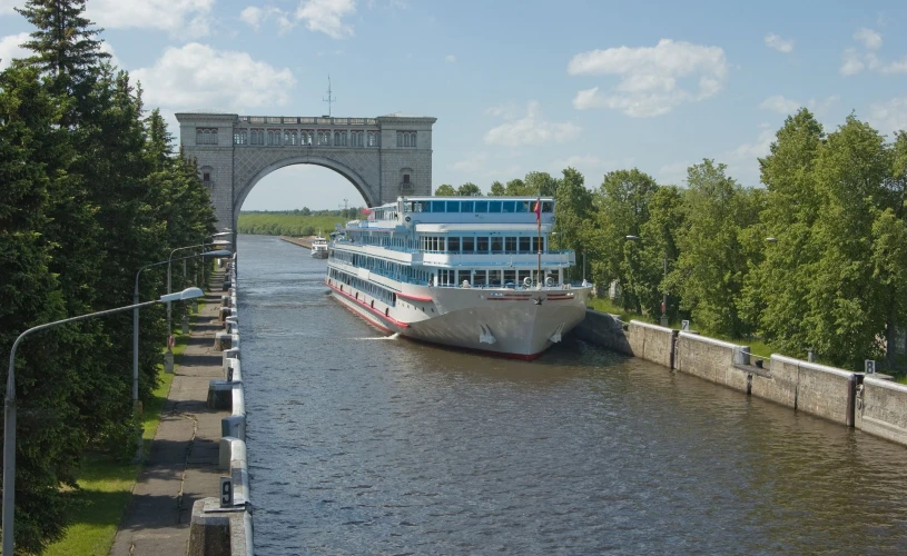 Угличская ГЭС, круизный теплоход в шлюзах