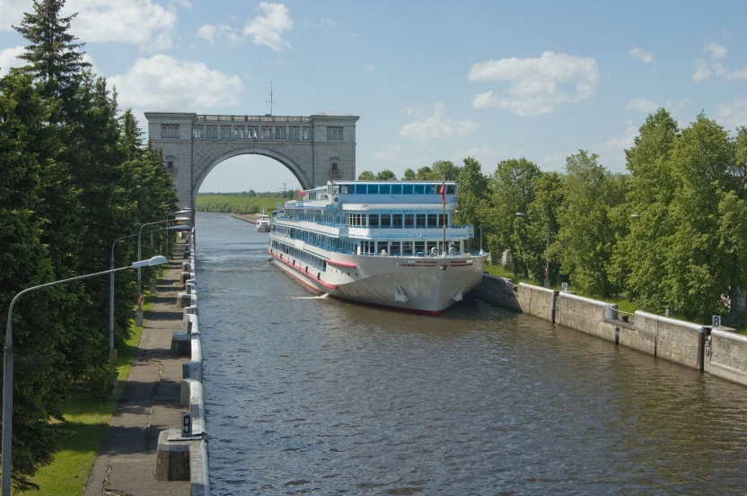 Угличская ГЭС, круизный теплоход в шлюзах
