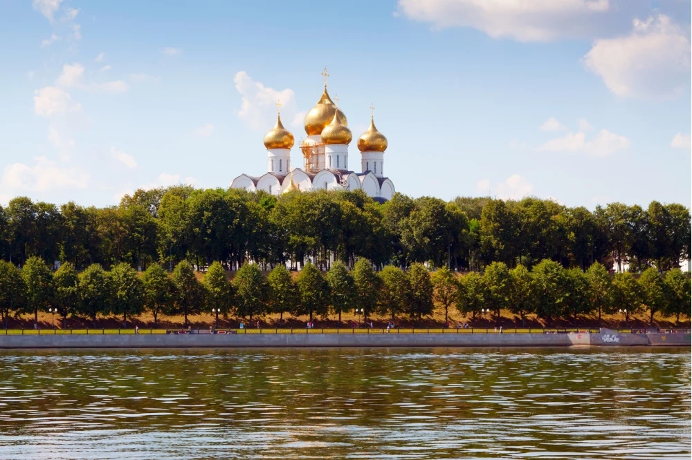 Успенский собор в Ярославле с Волги летом
