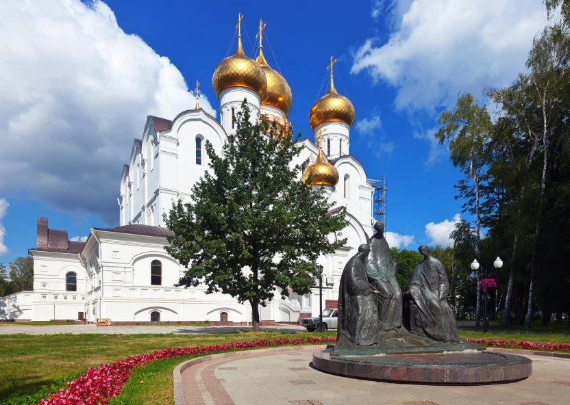 Успенский собор в Ярославле летом