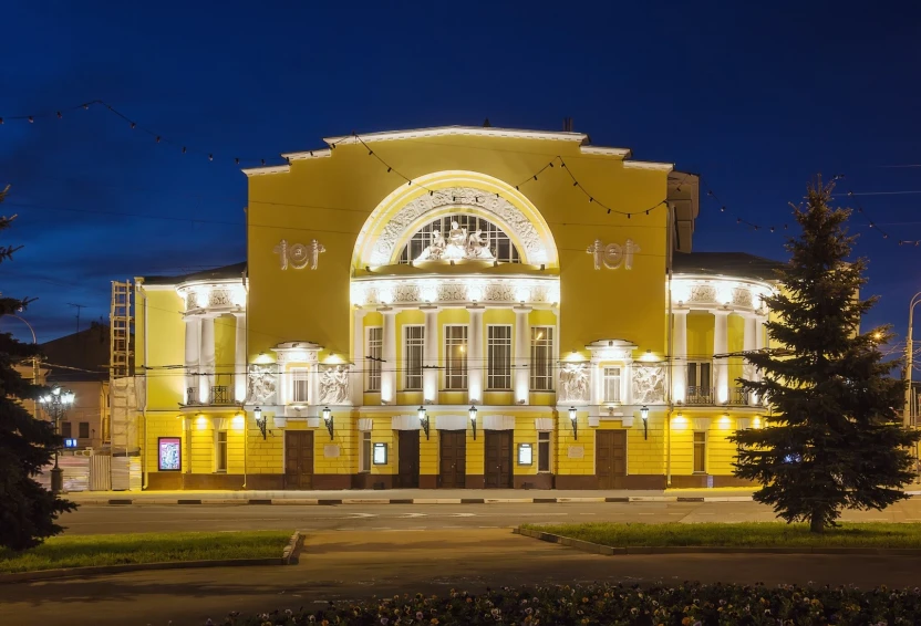 Театр Волкова вечером в Ярославле