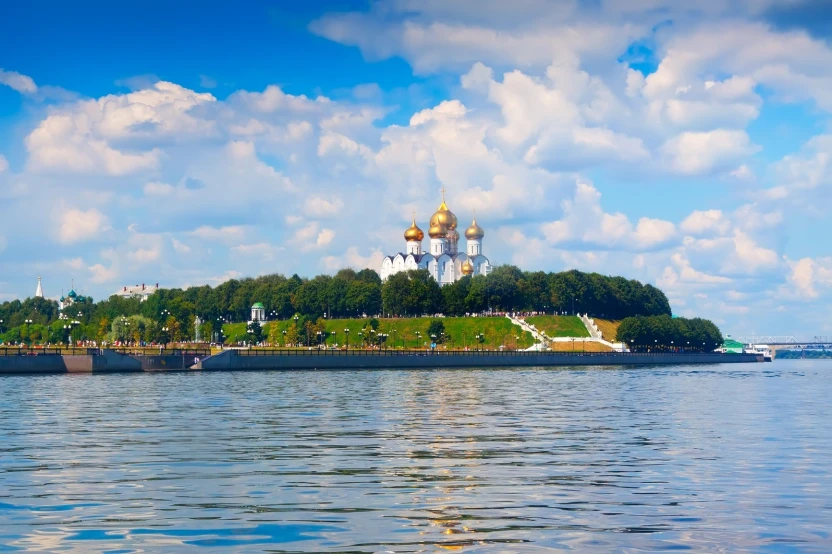 Успенский собор в Ярославле, вид с места слияния рек летом