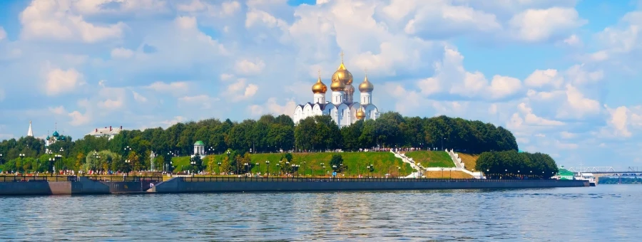 Успенский собор в Ярославле, вид с места слияния рек летом