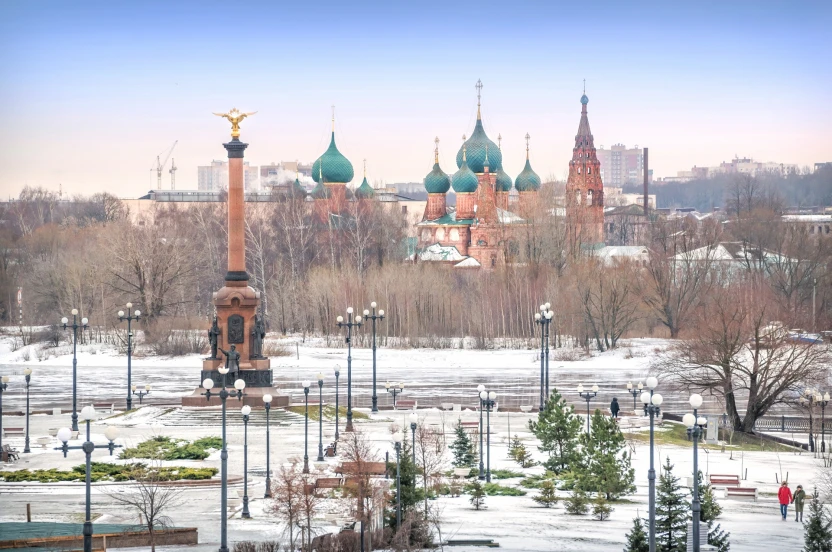 Ярославль, вид на памятник «1000 лет Ярославля» и храмовый комплекс