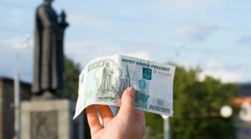 Ярославль, купюра 1000 рублей на фоне памятника Ярославу мудрому