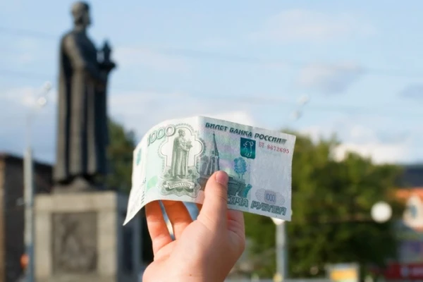 Ярославль, купюра 1000 рублей на фоне памятника Ярославу мудрому