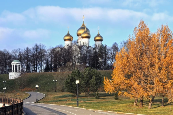 Осенний пейзаж в Ярославле с видом на Успенский собор