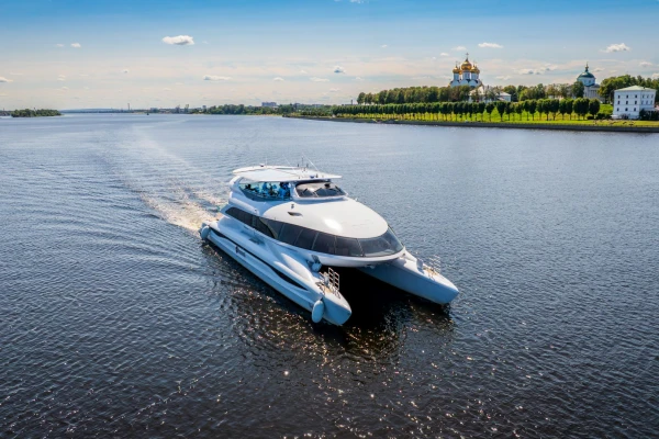 Музыкальная водная прогулка на электрокатамаране «Белояр» фото