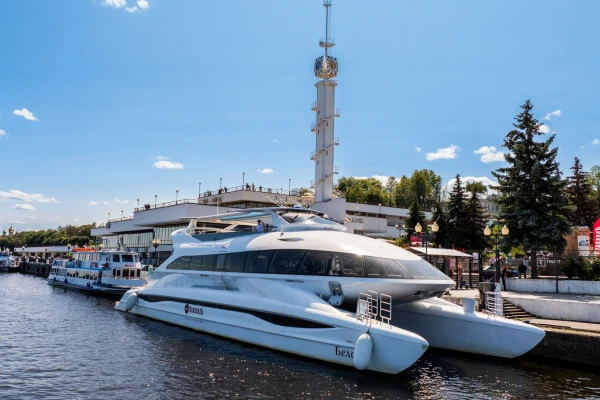 Музыкальная водная прогулка на электрокатамаране «Белояр» фото